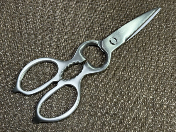 【雑誌掲載】LeLanteキッチンバサミを本音レビュー！分解できて衛生的ってマジ？肉もスパスパ切れるか検証！