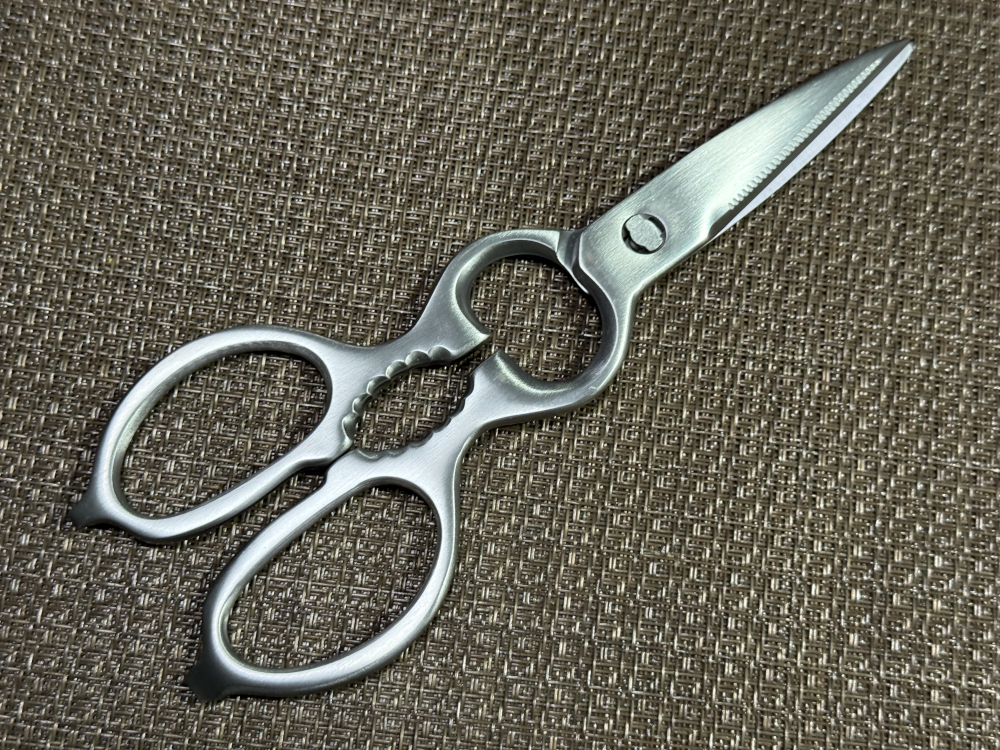 【雑誌掲載】LeLanteキッチンバサミを本音レビュー！分解できて衛生的ってマジ？肉もスパスパ切れるか検証！