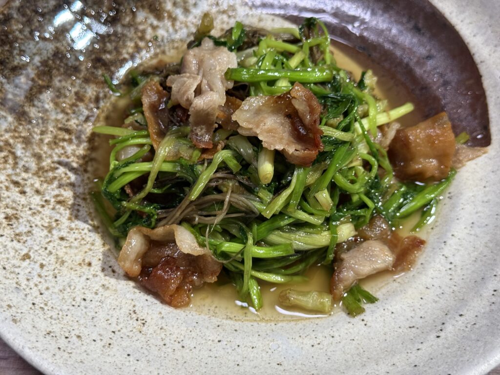 【白米泥棒】セリ1袋を瞬殺！？豚バラの焦がし醤油炒めが「旨味の核」すぎてあわわわわ！！